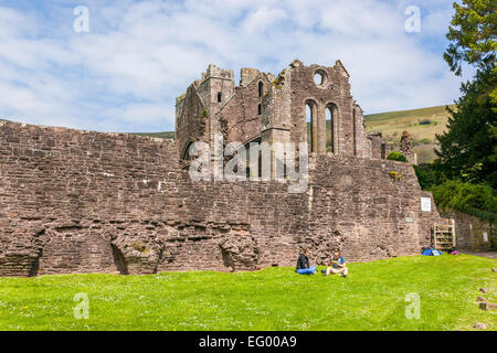 Zerstörten Kapelle von Llanthony Priory Vale Ewyas schwarze Berge, Brecon Beacons National Park, Powys, Mid-Wales, Wales, United Stockfoto