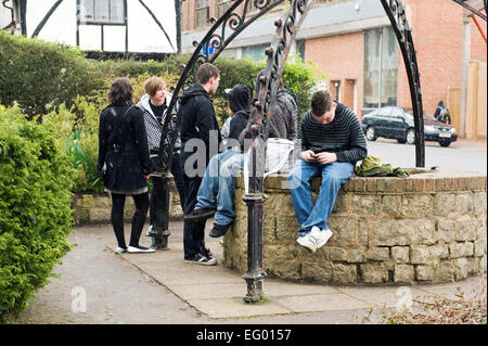 Eine Gruppe Teenager sammeln im Gemeindepark Stockfoto