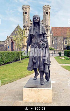 Statue der Königin Bertha von Kent in Dame Woottons Gärten Canterbury Kent gefunden Stockfoto