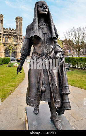 Statue der Königin Bertha von Kent in Dame Woottons Gärten Canterbury Kent gefunden Stockfoto