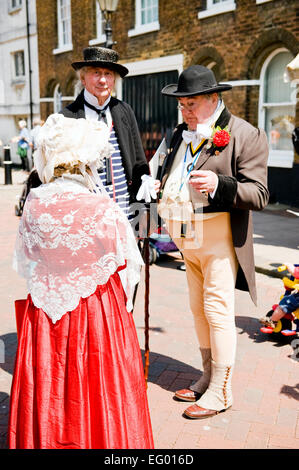 Zeichen im viktorianischen Kleid an der Dickens festival Rochester Kent Stockfoto