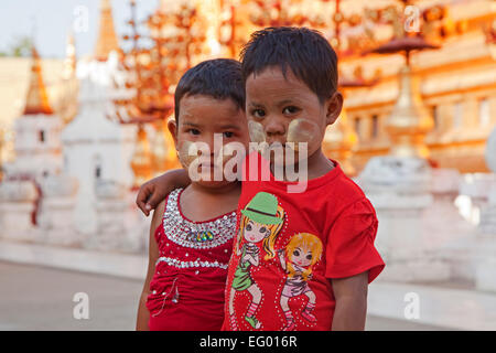 Zwei burmesische Kinder tragen Thanaka / Thanakha auf ihren Wangen, eine gelblich-weiße Kosmetik cremige paste, Myanmar / Burma Stockfoto