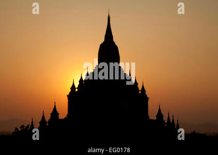Silhouette des buddhistischen Tempel / Pagode in Bagan Ebenen bei Sonnenuntergang, Region Mandalay, Myanmar / Burma
