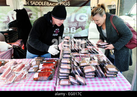 Applying Frau kaufen Fleischprodukt aus Stall am Bauernmarkt Kent UK Stockfoto
