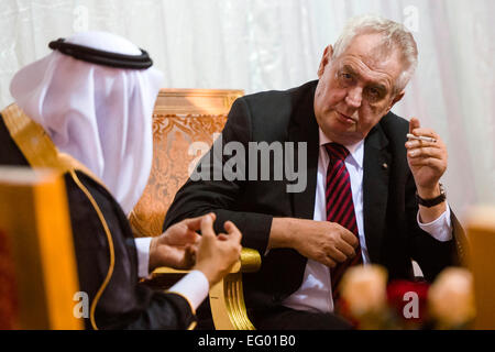 Tschechische Präsident Milos Zeman (im Bild) und seine Ehefrau Ivana teilnehmen die eine Rezeption in der Tschechischen Botschaft in Abu Dhabi, Vereinigte Arabische Emirate (VAE), 12. Februar 2015. (CTK Foto/David Tanecek) Stockfoto