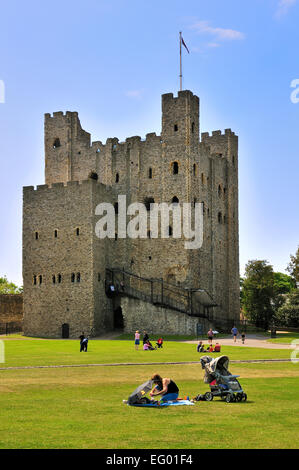 Rochester Castle vor blauem Himmel Stockfoto