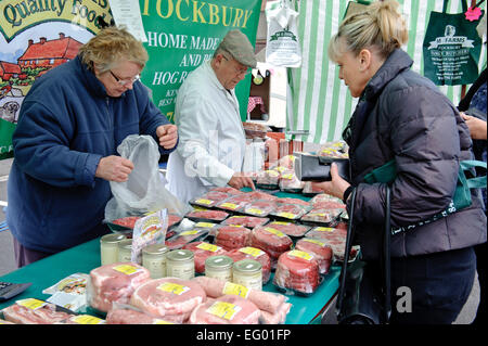 Applying Frau kaufen Fleischprodukt aus Stall am Bauernmarkt Kent UK Stockfoto