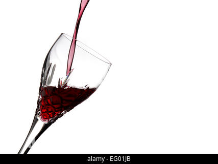 Rotwein in Trinkglas auf weißem Hintergrund Stockfoto