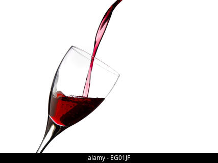 Rotwein in Trinkglas auf weißem Hintergrund Stockfoto