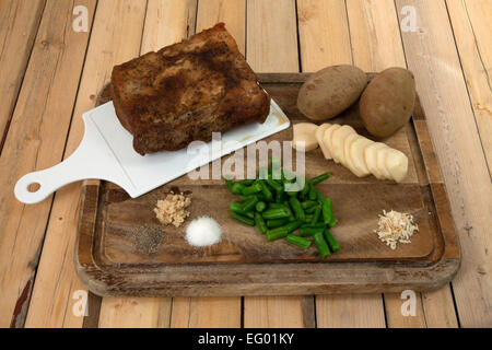 Ein Schweinebraten mit allen Fixins. Stockfoto