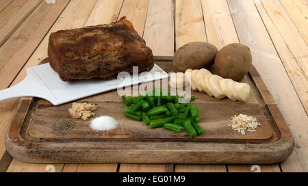 Ein Schweinebraten mit allen Fixins. Stockfoto