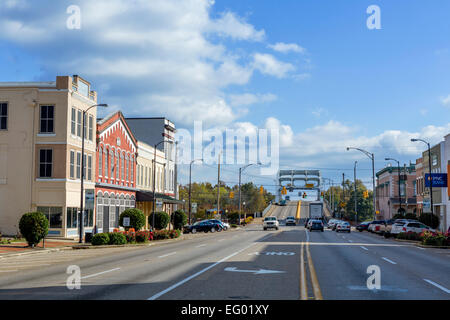 Broad Street (die Hauptstraße) in Dowtnown Selma, Alabama, USA - Blick in Richtung der Edmund Pettus Bridge Stockfoto