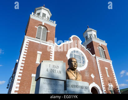 Büste von Martin Luther King außerhalb Brown Kapelle AME Church, Selma, Alabama - Ausgangspunkt der 1965 Selma Montgomery marschiert Stockfoto