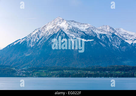 Ein Blick über den Thunersee Richtung Niesen Berg, Thunersee, Berner Oberland, Schweiz Stockfoto