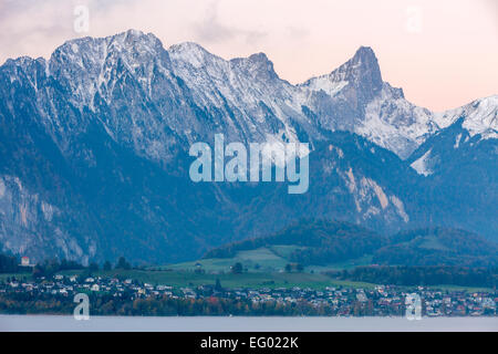 Ein Blick über den Thunersee Richtung Niesen Berg, Thunersee, Berner Oberland, Schweiz Stockfoto