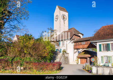 Die Kirche von Amsoldingen in der Nähe von Thun, vor der Bergkette von Stockhorn, Schweiz. Stockfoto