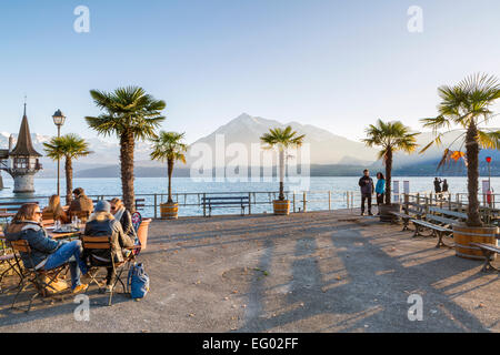 Restaurant mit Thunersee und Oberhofen Burg im Hintergrund, Thunersee, Berner Oberland, Schweiz Stockfoto