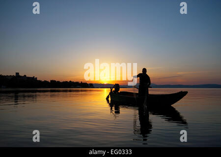 Fischer bei Dämmerung, Lago Trasimeno, Umbrien, Italien, Europa Stockfoto