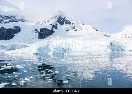 Malerische Paradies Harbor, auch bekannt als Paradise Bay, hinter Lemaire und Bryde Inseln in der Antarktis Stockfoto