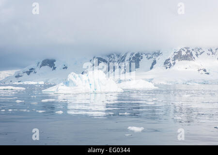 Malerische Paradies Harbor, auch bekannt als Paradise Bay, hinter Lemaire und Bryde Inseln in der Antarktis Stockfoto