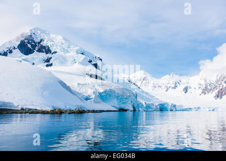 Malerische Paradies Harbor, auch bekannt als Paradise Bay, hinter Lemaire und Bryde Inseln in der Antarktis Stockfoto