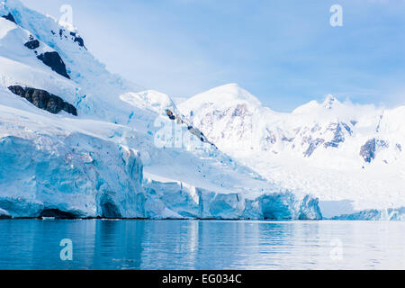 Malerische Paradies Harbor, auch bekannt als Paradise Bay, hinter Lemaire und Bryde Inseln in der Antarktis Stockfoto