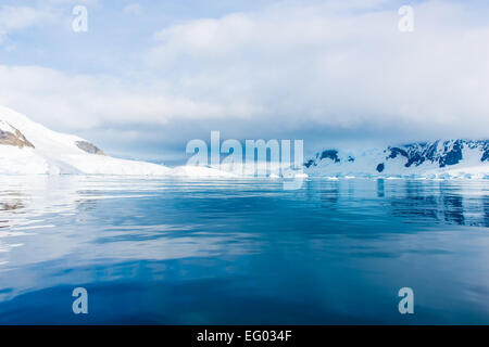 Malerische Paradies Harbor, auch bekannt als Paradise Bay, hinter Lemaire und Bryde Inseln in der Antarktis Stockfoto