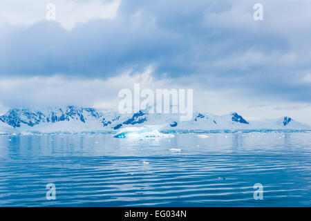 Malerische Paradies Harbor, auch bekannt als Paradise Bay, hinter Lemaire und Bryde Inseln in der Antarktis Stockfoto