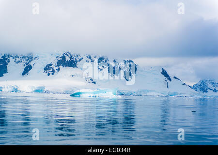 Malerische Paradies Harbor, auch bekannt als Paradise Bay, hinter Lemaire und Bryde Inseln in der Antarktis Stockfoto