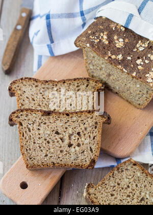 Hausgemachten Vollkorn Roggen-Weizen-Sauerteig-Brot mit Sonnenblumenkernen gemischt. Stockfoto