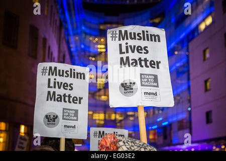 Die britischen Muslime sammeln außerhalb der BBC-Zentrale in Portland Place, London den terroristischen Anschlag in Chapel Hill, North Carolina, USA in diesem Monat die sah drei Muslime erschossen. London, Großbritannien. Stockfoto