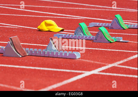 Laufband mit Blöcken, Sport-Hintergrund Stockfoto
