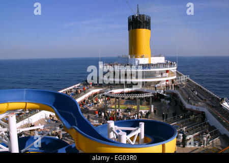 Passagiere genießen einen sonnigen Tag auf dem Deck Kreuzfahrtschiff Costa Magica, beim Segeln Mittelmeer am 11. November 2007. Stockfoto