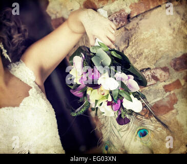 Vintage Foto der Braut Hochzeit Bouquet hält Stockfoto