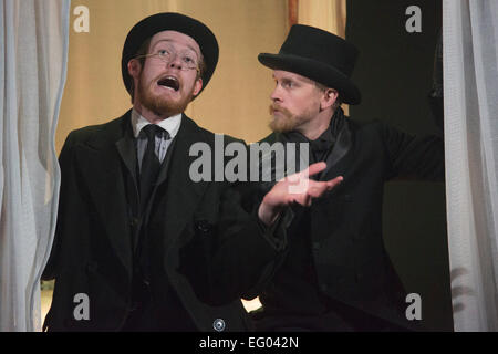 Scott McGarrick als Herr Frederick Treves und Adam Trussell als Tom Norman. Inspiriert von der wahren Geschichte von Joseph Merrick und folgenden öffnet eine Sell-out nationale Tour, vierte Affe Ensemble "Elephant Man" Brockley Jack Studio Theatre, London. Die Drama-Anpassung geschrieben und unter der Regie von Steve Green dauert von 3 bis 21. Februar 2015 in London. Darsteller: Daniel Chrisostomou als Joseph Merrick/Elephant Man, Scott McGarrick als Herr Frederick Treves; Adam Trussell, Ami Sayers und Katie Turner führen in mehrere Rollen. Stockfoto