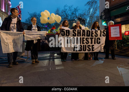 "Fifty Shades ist Missbrauch" Protest bei Filmpremiere in London Odeon Kino Stockfoto