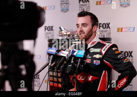 Daytona Beach, FL, USA. 12. Februar 2015. Daytona Beach, FL - 12. Februar 2015: Austin Dillon spricht zu den Medien Medien tagsüber 2015 auf dem Daytona International Speedway in Daytona Beach, FL. © Csm/Alamy Live-Nachrichten Stockfoto