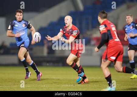 Salford, UK. 12. Februar 2015. Superleague Rugby. Salford Red Devils gegen St Helens. Salford Red Devils Prop Cory Paterson geht der Ball entlang seiner Linie. © Aktion Plus Sport/Alamy Live-Nachrichten Stockfoto