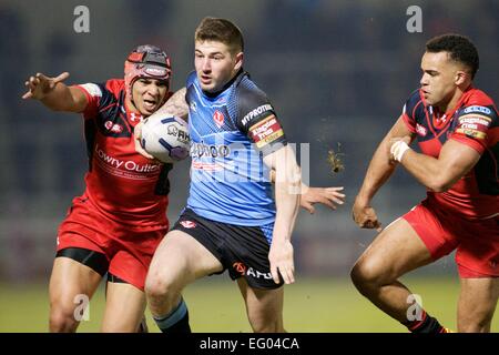 Salford, UK. 12. Februar 2015. Superleague Rugby. Salford Red Devils gegen St Helens. St Helens Zentrum Mark Percival bricht befasst sich auf seinem Weg zum scoring eines Versuch. © Aktion Plus Sport/Alamy Live-Nachrichten Stockfoto