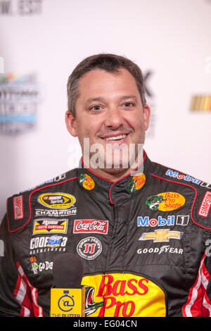 Daytona Beach, FL, USA. 12. Februar 2015. Daytona Beach, FL - 12. Februar 2015: Tony Stewart (14) spricht zu den Medien Medien tagsüber 2015 auf dem Daytona International Speedway in Daytona Beach, FL. © Csm/Alamy Live-Nachrichten Stockfoto