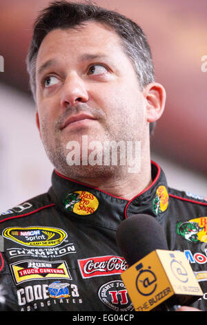 Daytona Beach, FL, USA. 12. Februar 2015. Daytona Beach, FL - 12. Februar 2015: Tony Stewart (14) spricht zu den Medien Medien tagsüber 2015 auf dem Daytona International Speedway in Daytona Beach, FL. © Csm/Alamy Live-Nachrichten Stockfoto