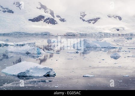 Eis und Schnee bedeckt Berge Neko Harbour, antarktische Halbinsel, Andvord Bay, an der Westküste von Graham-Land Stockfoto