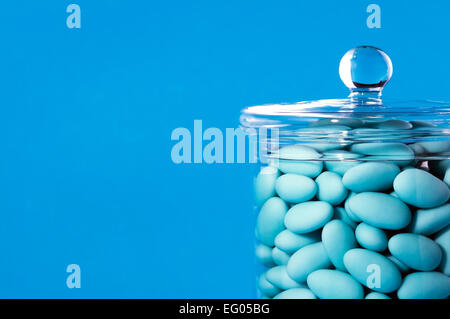 Glas voll von blauen Zuckermandeln Stockfoto