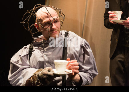 L-r: Daniel Chrisostomou als Joseph Merrick/Elephant Man und Scott McGarrick als Herr Frederick Treves. Inspiriert von der wahren Geschichte von Joseph Merrick und folgenden öffnet eine Sell-out nationale Tour, vierte Affe Ensemble "Elephant Man" Brockley Jack Studio Theatre, London. Die Drama-Anpassung geschrieben und unter der Regie von Steve Green dauert von 3 bis 21. Februar 2015 in London. Darsteller: Daniel Chrisostomou als Joseph Merrick/Elephant Man, Scott McGarrick als Herr Frederick Treves; Adam Trussell, Ami Sayers und Katie Turner führen in mehrere Rollen. Stockfoto