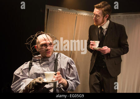 L-r: Daniel Chrisostomou als Joseph Merrick/Elephant Man und Scott McGarrick als Herr Frederick Treves. Inspiriert von der wahren Geschichte von Joseph Merrick und folgenden öffnet eine Sell-out nationale Tour, vierte Affe Ensemble "Elephant Man" Brockley Jack Studio Theatre, London. Die Drama-Anpassung geschrieben und unter der Regie von Steve Green dauert von 3 bis 21. Februar 2015 in London. Darsteller: Daniel Chrisostomou als Joseph Merrick/Elephant Man, Scott McGarrick als Herr Frederick Treves; Adam Trussell, Ami Sayers und Katie Turner führen in mehrere Rollen. Stockfoto