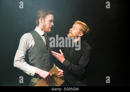 Scott McGarrick als Herr Frederick Treves und Adam Trussell als Dr. Reginald Tuckett. Inspiriert von der wahren Geschichte von Joseph Merrick und folgenden öffnet eine Sell-out nationale Tour, vierte Affe Ensemble "Elephant Man" Brockley Jack Studio Theatre, London. Die Drama-Anpassung geschrieben und unter der Regie von Steve Green dauert von 3 bis 21. Februar 2015 in London. Darsteller: Daniel Chrisostomou als Joseph Merrick/Elephant Man, Scott McGarrick als Herr Frederick Treves; Adam Trussell, Ami Sayers und Katie Turner führen in mehrere Rollen. Stockfoto