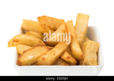 Nahaufnahme einer Schüssel chunky Chips oder Pommes frites - Studio gedreht mit weißem Hintergrund Stockfoto