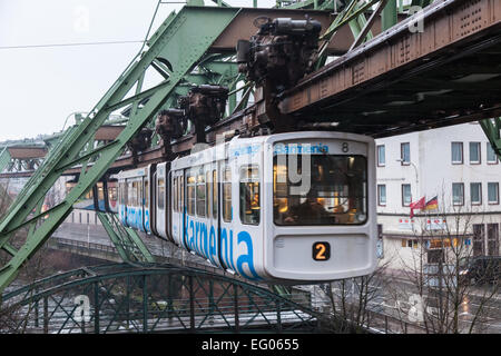 Wuppertaler Schwebebahn (Wuppertaler Schwebebahn). Die historische Eisenbahn wurde 1901 eröffnet und ist heute noch im Einsatz Stockfoto