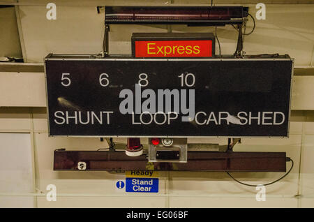 Postamt Underground Railway Ð Mail Rail Ð lief leise und fleißig für 6,5 Meilen unter den Straßen von London, die für mehr als drei Viertel eines Jahrhunderts weitgehend unbemerkt. Aber seit 2003, hat die WorldÕs erste fahrerlose, elektrifizierte Eisenbahn ruhenden mit nur einer Handvoll Ingenieure für die Wartung gelegt. Im Rahmen der neuen Pläne von British Postal Museum & Archiv entwickelt könnte das alles zu ändern sein.  Als Teil eines £22m-Systems zu einer neuen, Nationalen Postmuseum im Zentrum von London plant British Postal Museum & Archiv an der Öffnung eines Teil der Mail Rail zu den gener Stockfoto