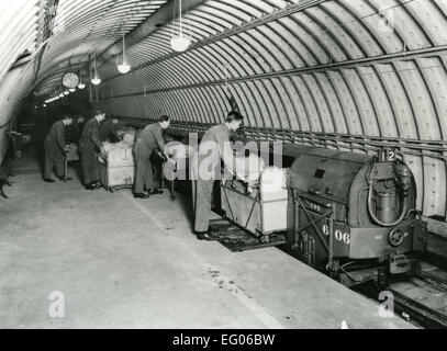 Foto von der Post Office Railway. Mehrere Männer werden Post auf unterirdische Zug geladen. Es lief für 22 Stunden am Tag von 1927-2003 und an seiner Spitze es beschäftigt 220 Arbeiter.    Postamt Underground Railway Ð Mail Rail Ð lief still und fleißig unter den Straßen von London, die für mehr als drei Viertel eines Jahrhunderts weitgehend unbemerkt. Aber seit 2003, hat die WorldÕs erste fahrerlose, elektrifizierte Eisenbahn ruhenden mit nur einer Handvoll Ingenieure für die Wartung gelegt. Im Rahmen der neuen Pläne von British Postal Museum & Archiv entwickelt könnte das alles zu ändern sein.  Im Rahmen einer £22 Stockfoto